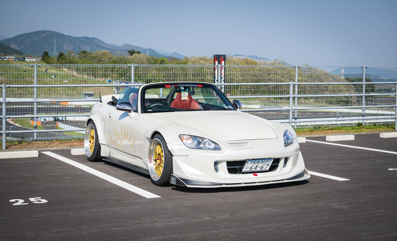 Illustration for article titled This Parking Lot Party Reveals Just How Wild Japan's Tuner Scene Can Get